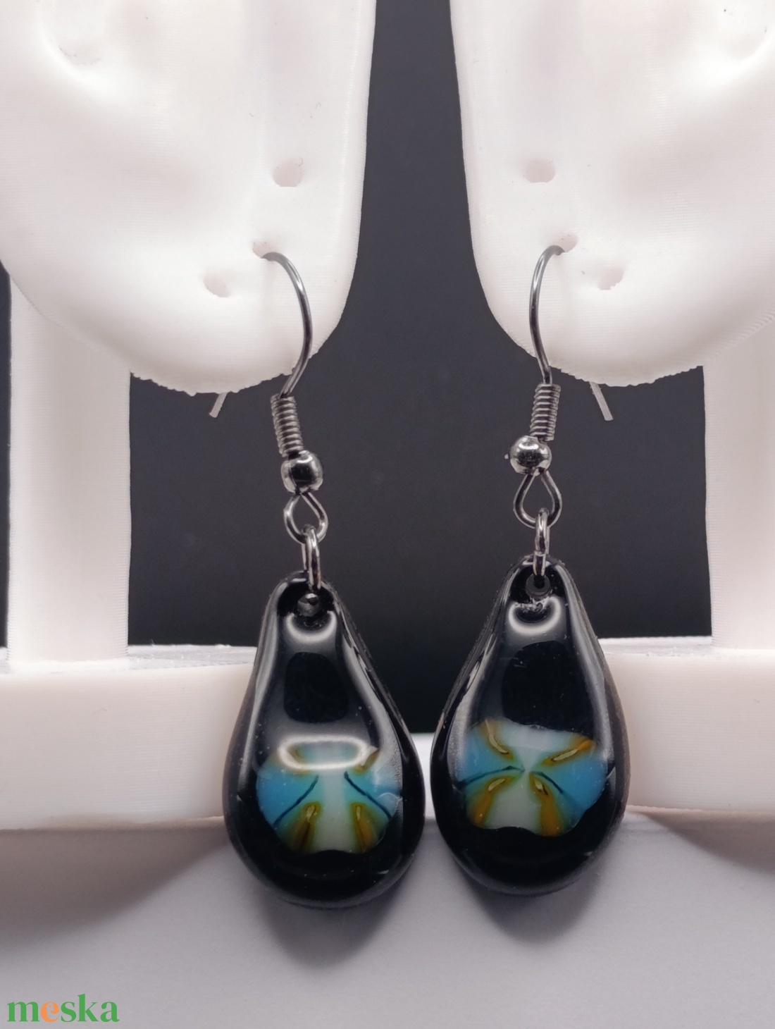 Csepp alakú fekete lógó fülbevaló stilizált pillangóval - ékszer - fülbevaló - lógó fülbevaló - Meska.hu