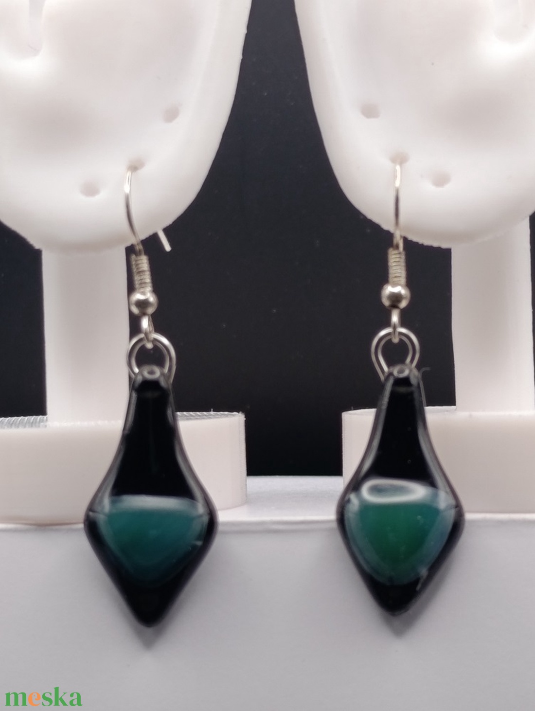 Csepp alakú fekete lógó fülbevaló türkiz pöttyel - ékszer - fülbevaló - lógó fülbevaló - Meska.hu