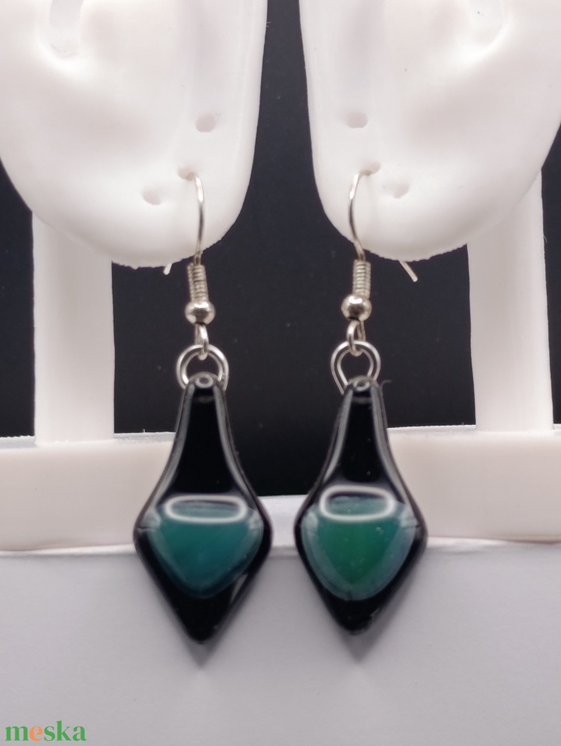 Csepp alakú fekete lógó fülbevaló türkiz pöttyel - ékszer - fülbevaló - lógó fülbevaló - Meska.hu