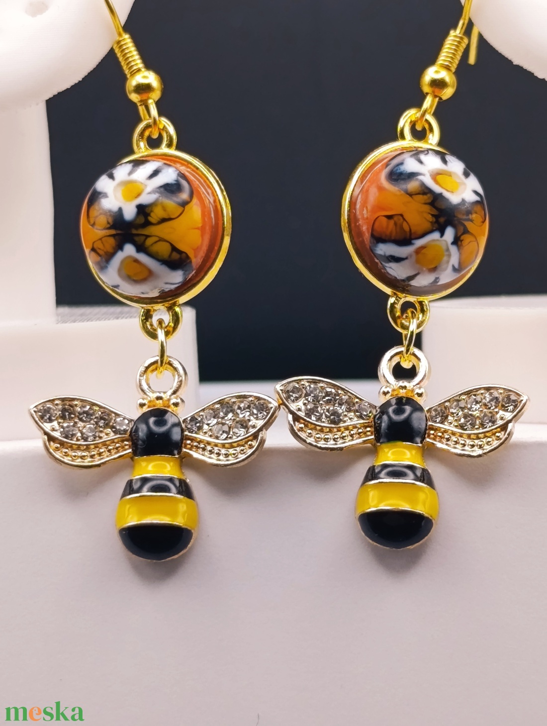 Fehér virágok narancs alapon méhecskével kombinálva - ékszer - fülbevaló - lógós kerek fülbevaló - Meska.hu