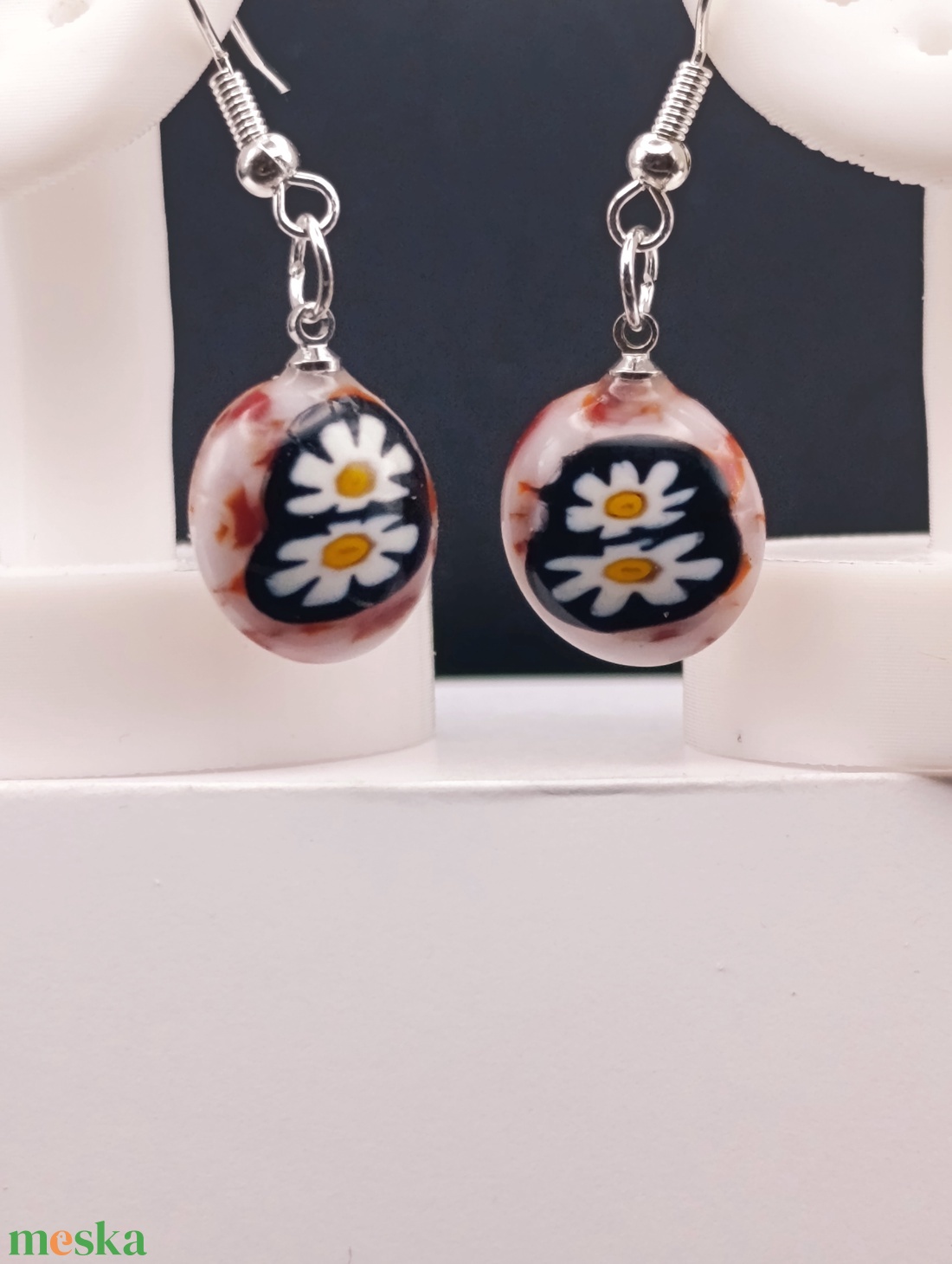 Margaréta virágok fekete  alapon piros-fehér kerettel - ékszer - fülbevaló - lógó fülbevaló - Meska.hu