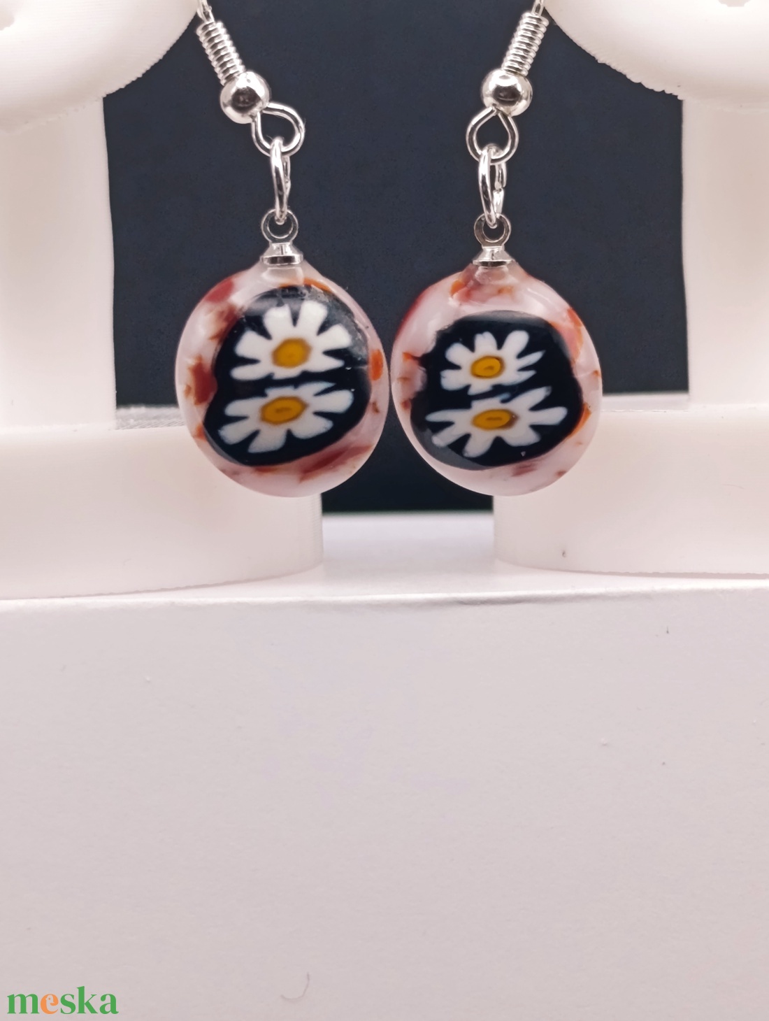 Margaréta virágok fekete  alapon piros-fehér kerettel - ékszer - fülbevaló - lógó fülbevaló - Meska.hu