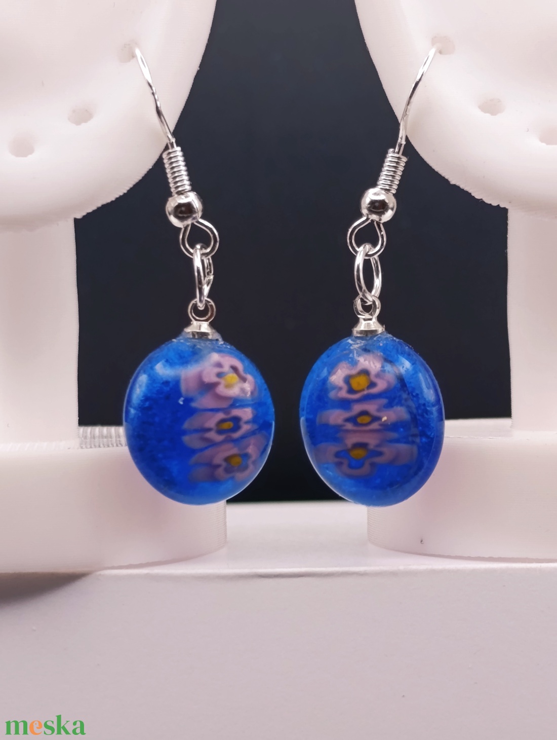 Halványlila virágok kék  alapon  - ékszer - fülbevaló - lógó fülbevaló - Meska.hu