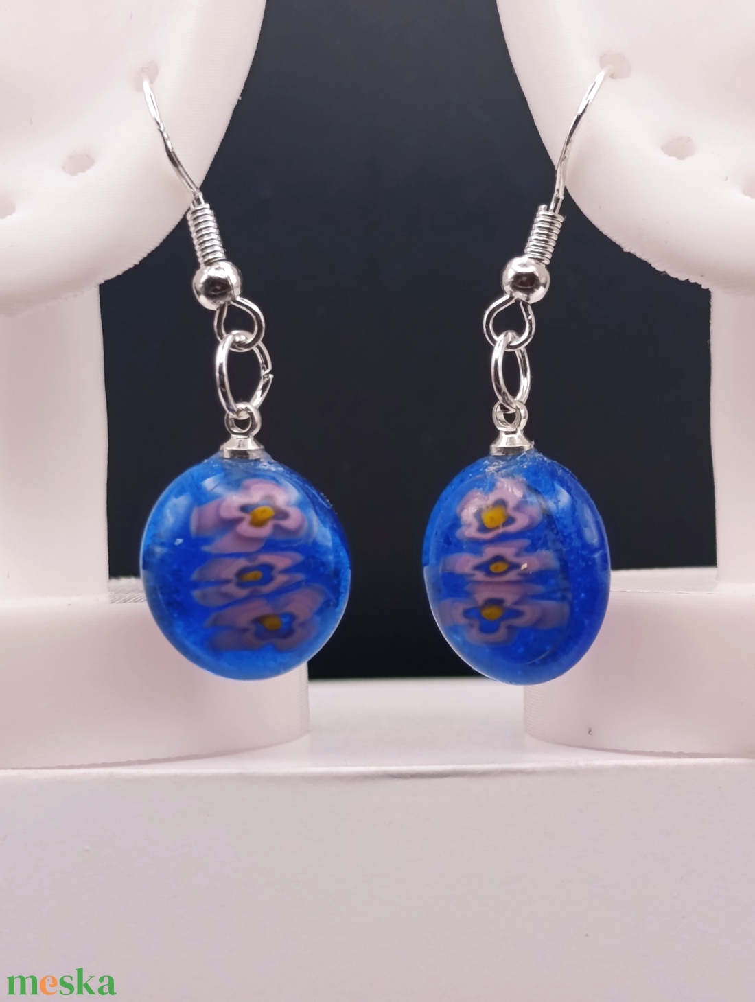 Halványlila virágok kék  alapon  - ékszer - fülbevaló - lógó fülbevaló - Meska.hu