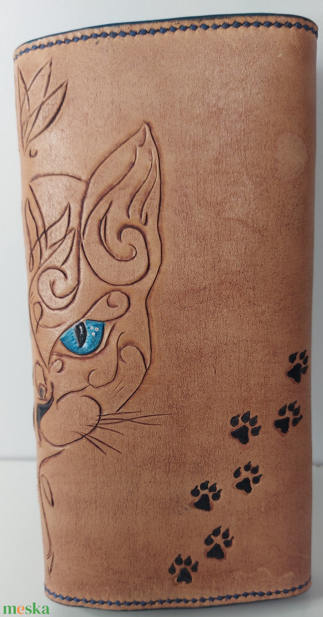 Stilizált Cic�s marhabőr Pénztárca Ez a pénztárca nem tucatáru, hanem egyedi, kézzel készült port�ka. A prémium marhabőr - táska & tok - pénztárca & más tok - cigarettatárca - Meska.hu