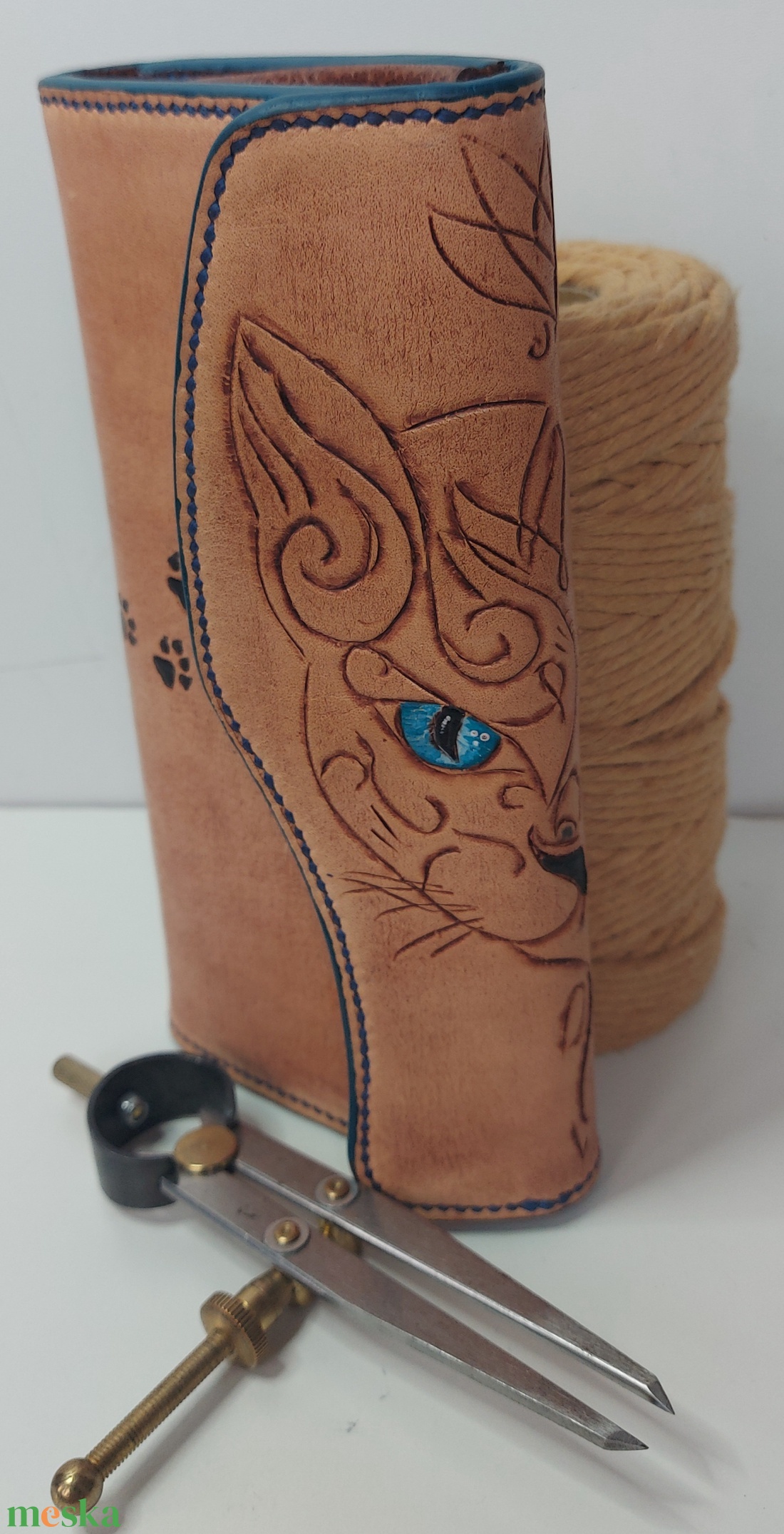 Stilizált Cic�s marhabőr Pénztárca Ez a pénztárca nem tucatáru, hanem egyedi, kézzel készült port�ka. A prémium marhabőr - táska & tok - pénztárca & más tok - cigarettatárca - Meska.hu