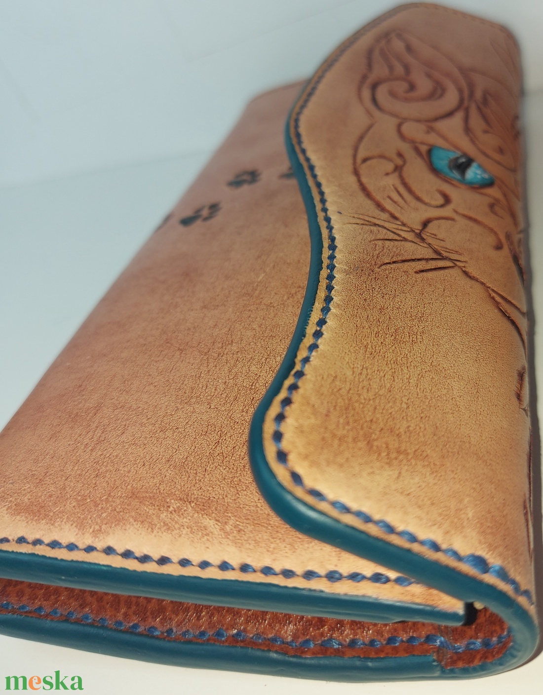 Stilizált Cic�s marhabőr Pénztárca Ez a pénztárca nem tucatáru, hanem egyedi, kézzel készült port�ka. A prémium marhabőr - táska & tok - pénztárca & más tok - cigarettatárca - Meska.hu