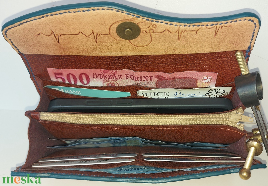 Stilizált Cic�s marhabőr Pénztárca Ez a pénztárca nem tucatáru, hanem egyedi, kézzel készült port�ka. A prémium marhabőr - táska & tok - pénztárca & más tok - cigarettatárca - Meska.hu
