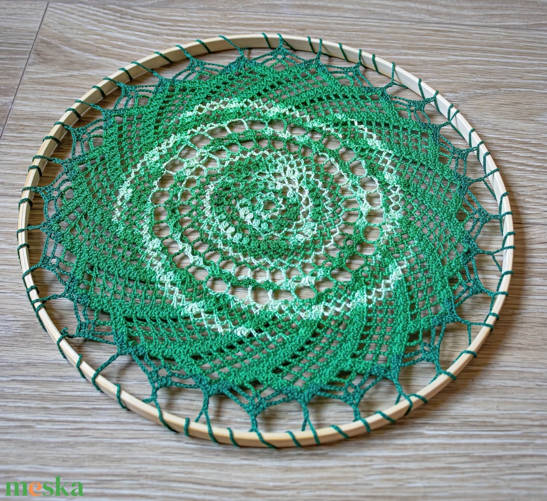 Zöld színátmenetes mandala 30 cm-es - otthon & életmód - dekoráció - ajtó- és ablak dekoráció - ablakdísz - Meska.hu Zöld színátmenetes mandala 30 cm-es - otthon & életmód - dekoráció - ajtó- és ablak dekoráció - ablakdísz - Meska.hu