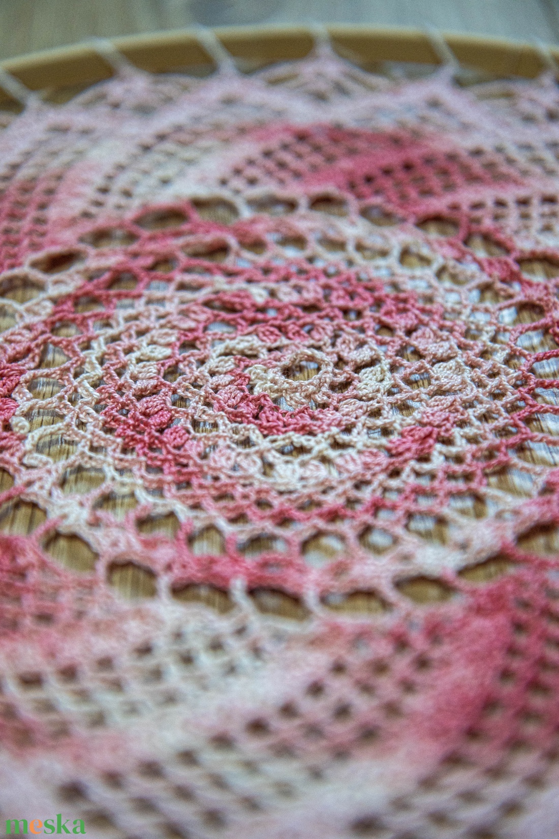 Rózsaszín - fehér horgolt mandala 30 cm - otthon & életmód - dekoráció - fali és függő dekoráció - függődísz - Meska.hu
