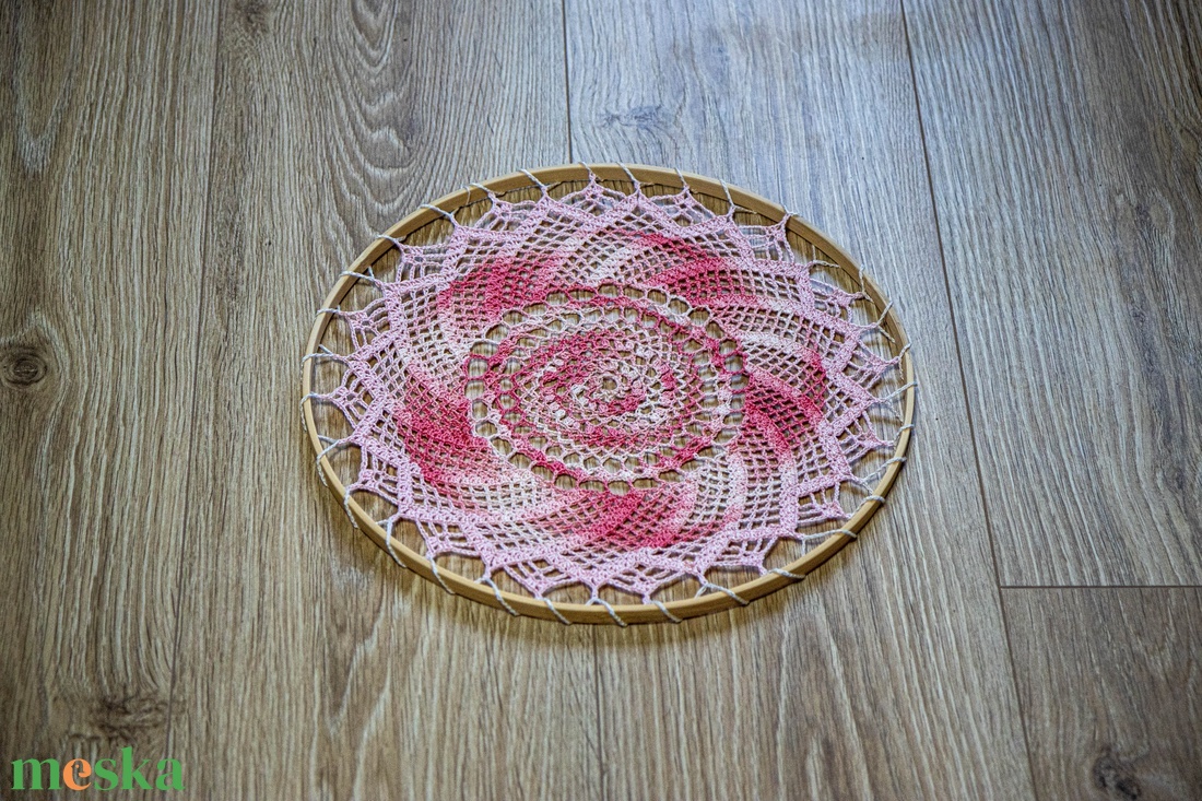 Rózsaszín - fehér horgolt mandala 30 cm - otthon & életmód - dekoráció - fali és függő dekoráció - függődísz - Meska.hu