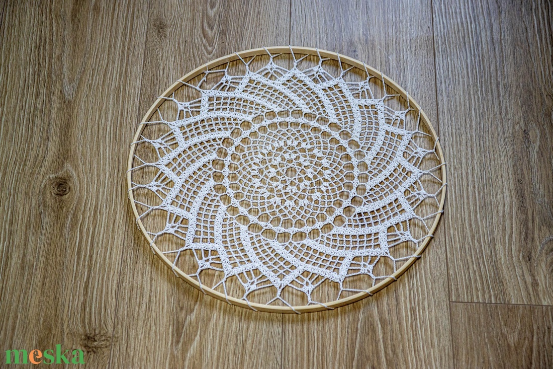 Hófehér horgolt mandala 40 cm - otthon & életmód - dekoráció - fali és függő dekoráció - függődísz - Meska.hu