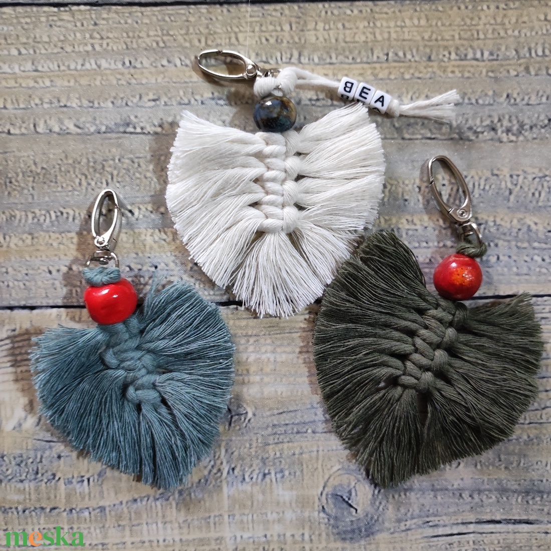 Csináld magad! 4 kifésülhető makramé levél kulcstartó, boho táskadísz, saját készítésű környezetbarát ajándék - diy (csináld magad) - egységcsomag - Meska.hu Csináld magad! 4 kifésülhető makramé levél kulcstartó, boho táskadísz, saját készítésű környezetbarát ajándék - diy (csináld magad) - egységcsomag - Meska.hu