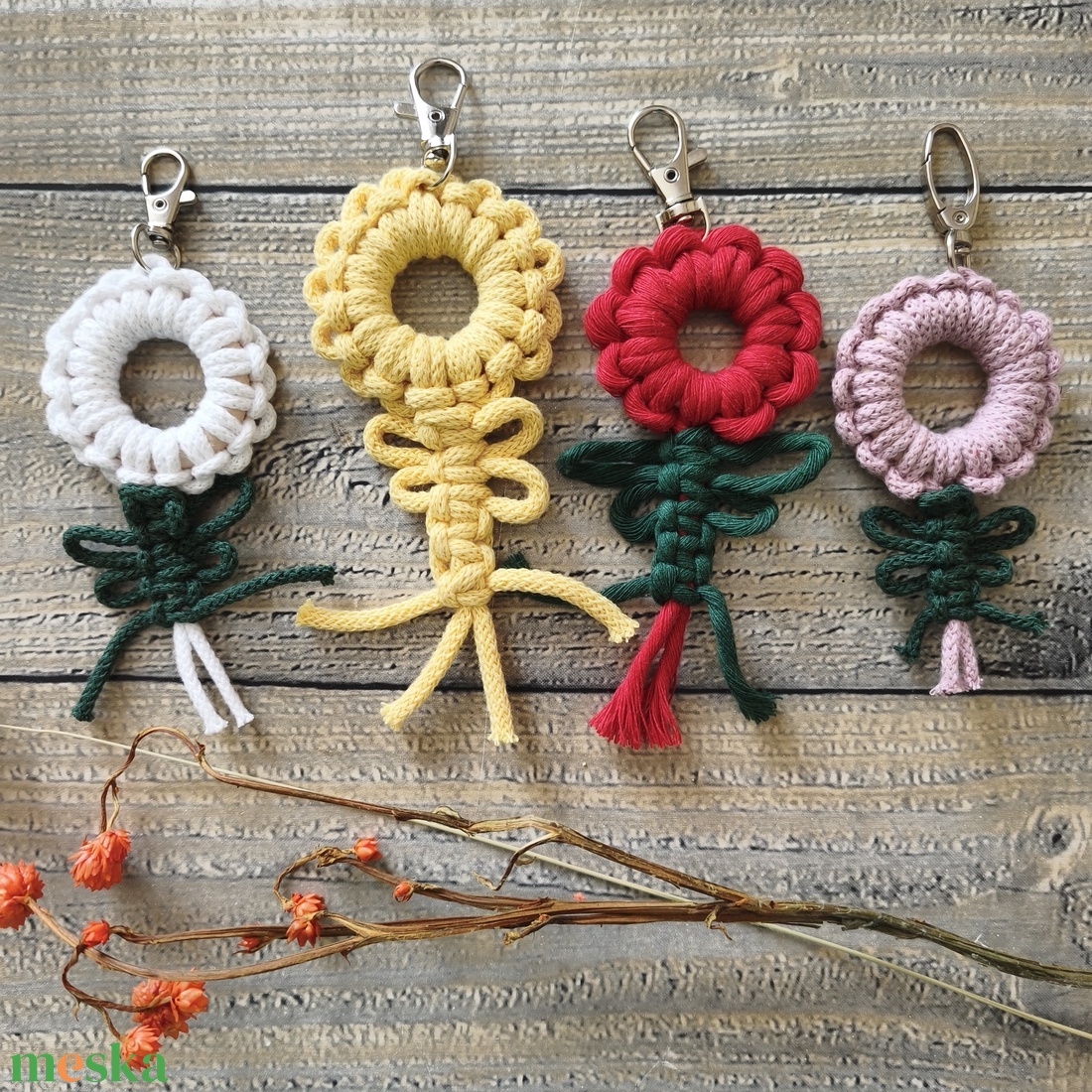 4 darabos DIY virág formájú makramé táskadísz vagy kulcstartó készlet természetes anyagokból, saját készítésű ajándék - diy (csináld magad) - egységcsomag - Meska.hu
