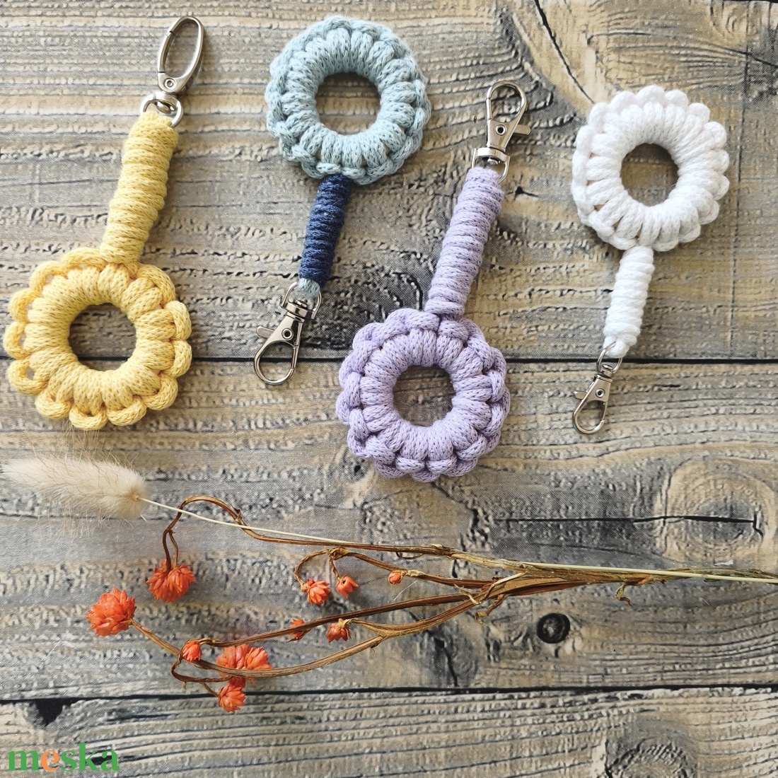 Csináld magad! 4 makramé kulcstartó, táskadísz természetes anyagokból, saját készítésű ajándék - diy (csináld magad) - egységcsomag - Meska.hu