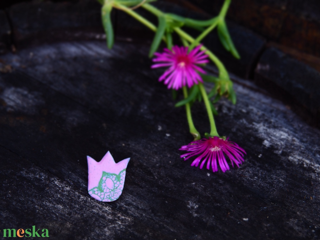 Tulipán bross, kitűző csipke mintával - tűzzománc  - ékszer - kitűző és bross - Meska.hu