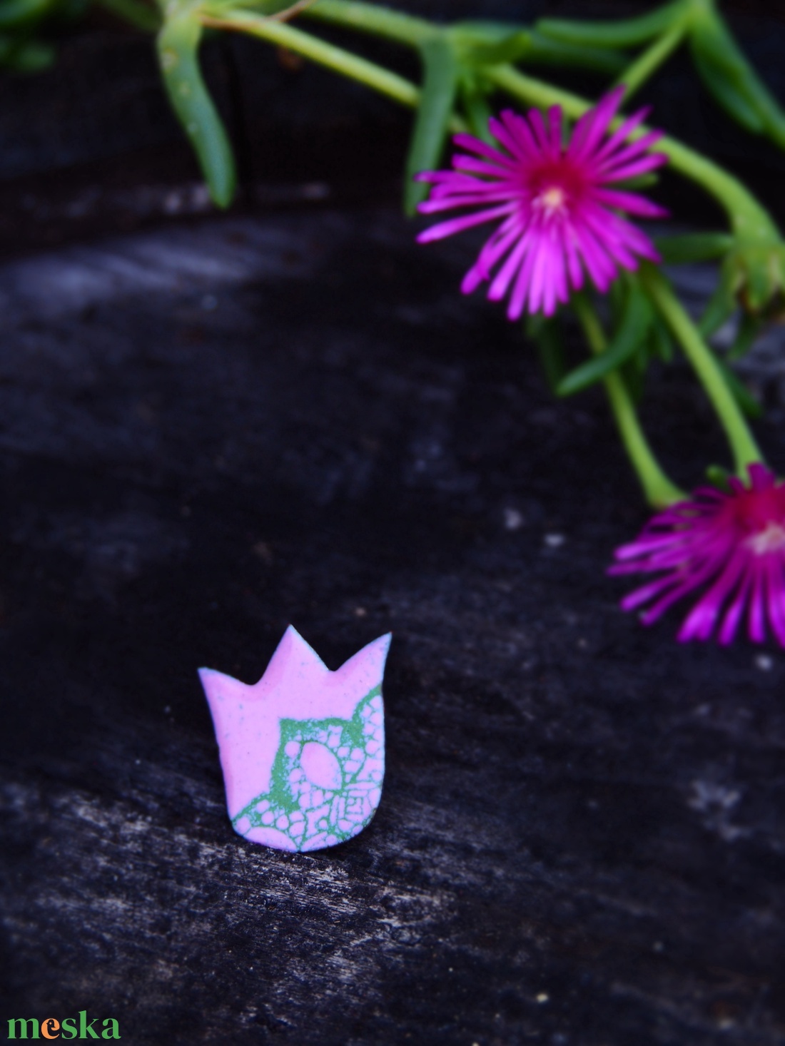 Tulipán bross, kitűző csipke mintával - tűzzománc  - ékszer - kitűző és bross - Meska.hu