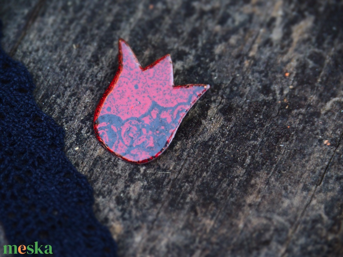 Csipkés tulipán kitűző  - tűzzománc  - ékszer - kitűző és bross - Meska.hu