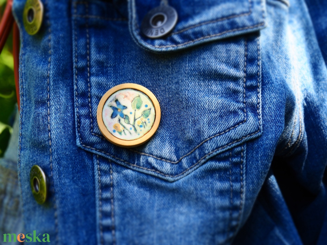 Virágos kitűző, tűzzománc fa foglalatban - ékszer - kitűző és bross - Meska.hu