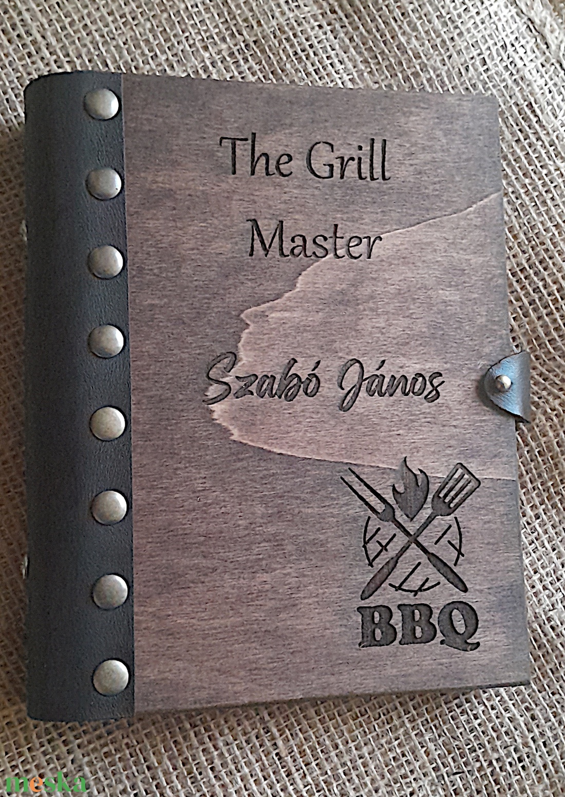 A grillezés mesterének receptkönyve. Egyedi, gravírozott fa borítású, bőrkötéses jegyzetfüzet. - otthon & életmód - konyhafelszerelés, tálalás - sütés, főzés - receptfüzet - Meska.hu A grillezés mesterének receptkönyve. Egyedi, gravírozott fa borítású, bőrkötéses jegyzetfüzet. - otthon & életmód - konyhafelszerelés, tálalás - sütés, főzés - receptfüzet - Meska.hu