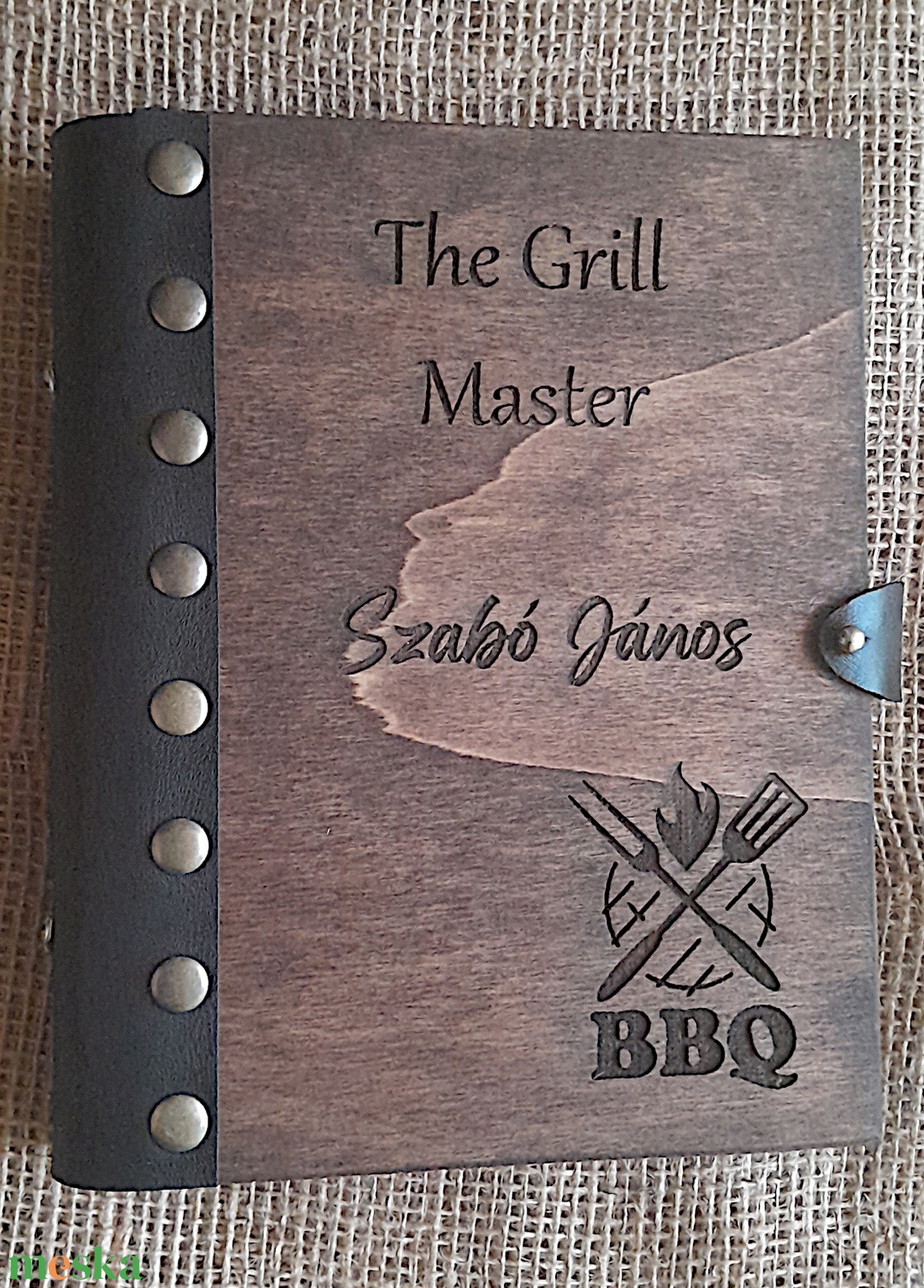 A grillezés mesterének receptkönyve. Egyedi, gravírozott fa borítású, bőrkötéses jegyzetfüzet. - otthon & életmód - konyhafelszerelés, tálalás - sütés, főzés - receptfüzet - Meska.hu A grillezés mesterének receptkönyve. Egyedi, gravírozott fa borítású, bőrkötéses jegyzetfüzet. - otthon & életmód - konyhafelszerelés, tálalás - sütés, főzés - receptfüzet - Meska.hu