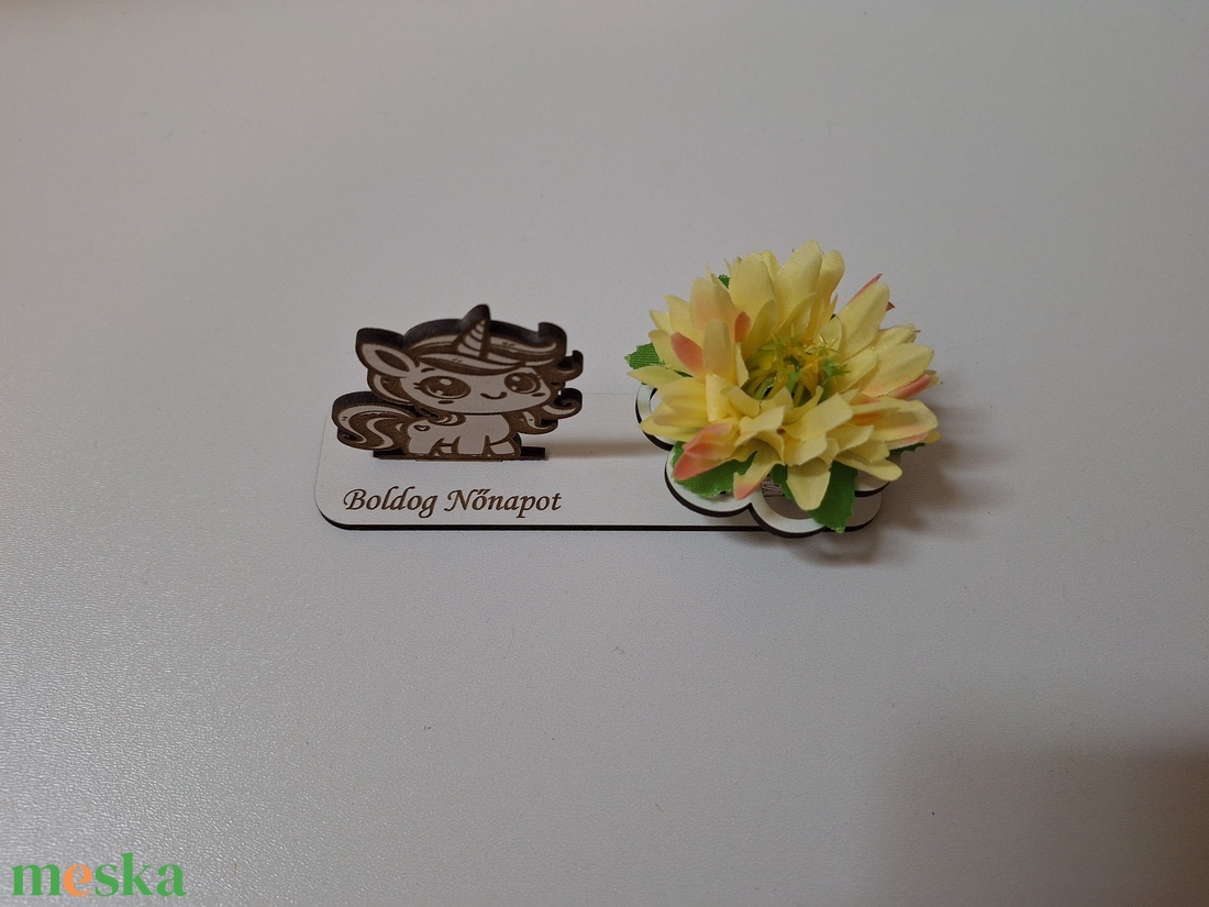 Nőnapi ajándék figura virággal - otthon & életmód - dekoráció - Meska.hu