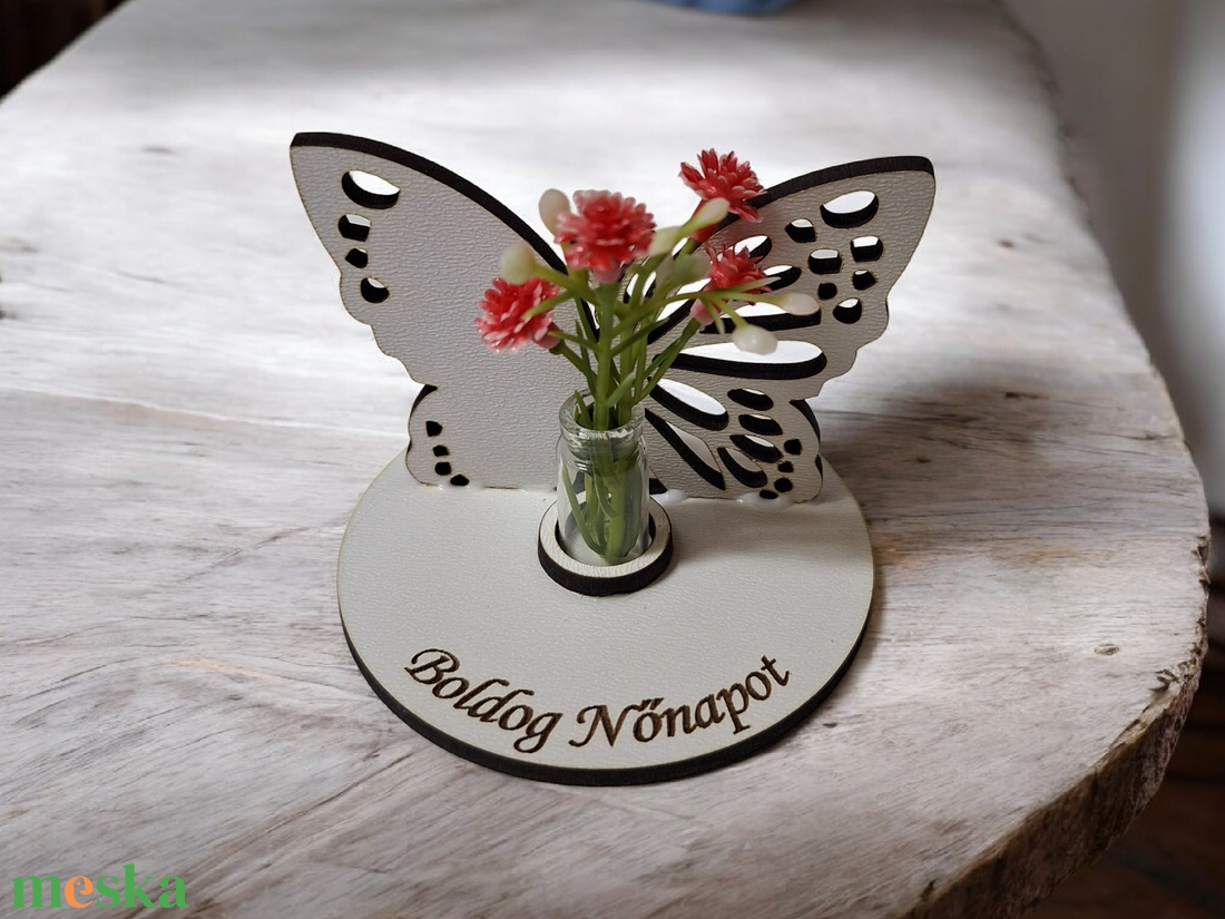 Pillangós nőnapi asztaldísz - otthon & életmód - dekoráció - virágdekoráció - virágdíszek - asztali virágdísz - Meska.hu