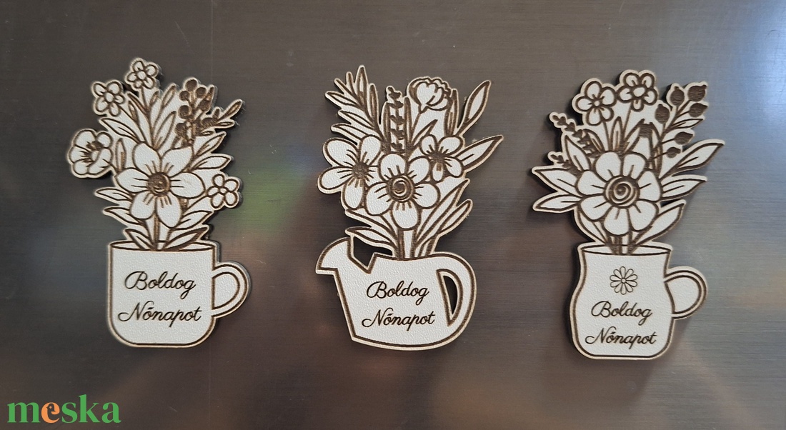 Gravírozott nőnapi hűtőmágnes - otthon & életmód - konyhafelszerelés, tálalás - konyhai dekoráció - hűtőmágnes - Meska.hu