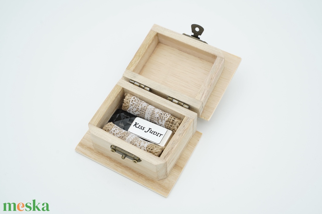 Gravírozott pendrive + fa ládika egyedi felirattal - esküvő - emlék & ajándék - doboz - Meska.hu