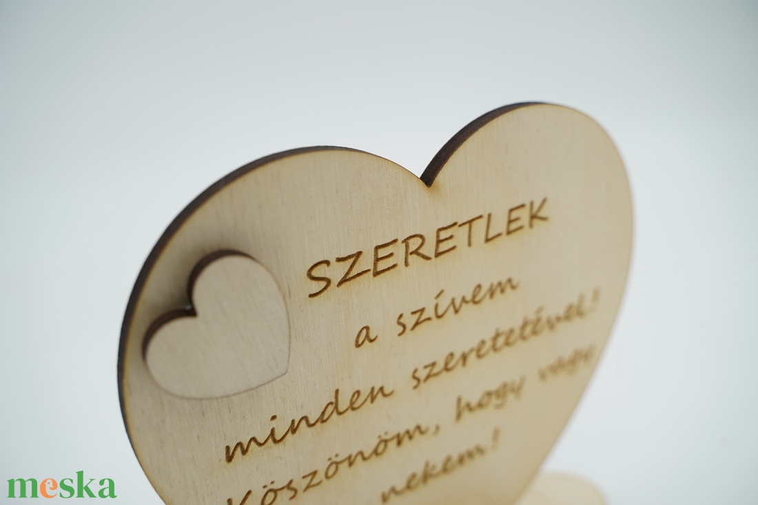 Szivecskés gravírozott fa talpas ajándék nemcsak Valentin napra - otthon & életmód - dekoráció - asztal és polc dekoráció - asztaldísz - Meska.hu
