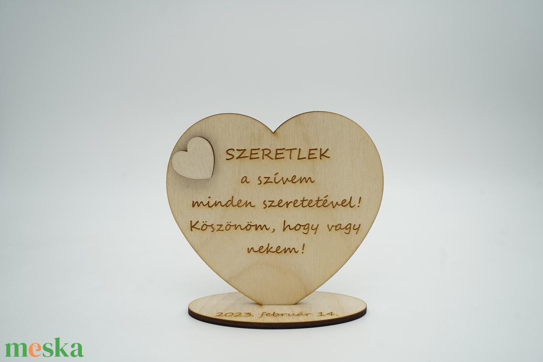 Szivecskés gravírozott fa talpas ajándék nemcsak Valentin napra - otthon & életmód - dekoráció - asztal és polc dekoráció - asztaldísz - Meska.hu