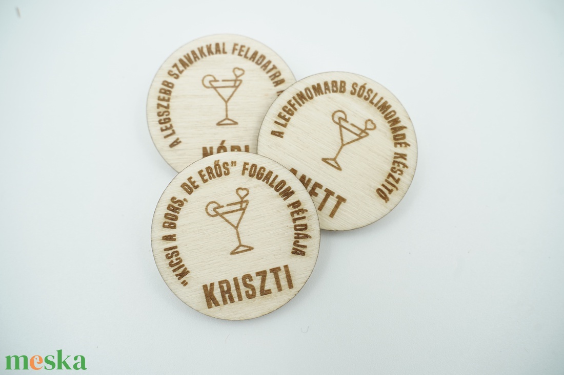 Leánybúcsúra, legénybúcsúra egyedi gravírozott kitűző, névtábla - ékszer - kitűző és bross - kitűző - Meska.hu Leánybúcsúra, legénybúcsúra egyedi gravírozott kitűző, névtábla - ékszer - kitűző és bross - kitűző - Meska.hu