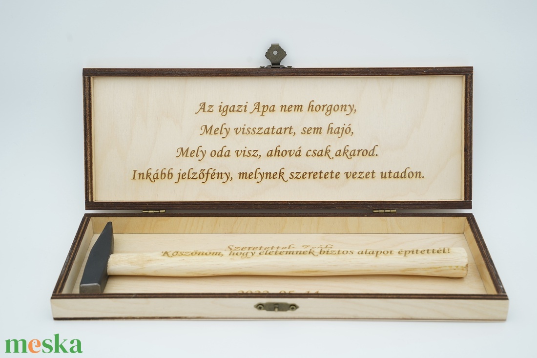 Szülőköszöntő kalapács fa dobozban, egyedileg gravírozva édesapának, nagyapának - esküvő - emlék & ajándék - szülőköszöntő ajándék - Meska.hu Szülőköszöntő kalapács fa dobozban, egyedileg gravírozva édesapának, nagyapának - esküvő - emlék & ajándék - szülőköszöntő ajándék - Meska.hu