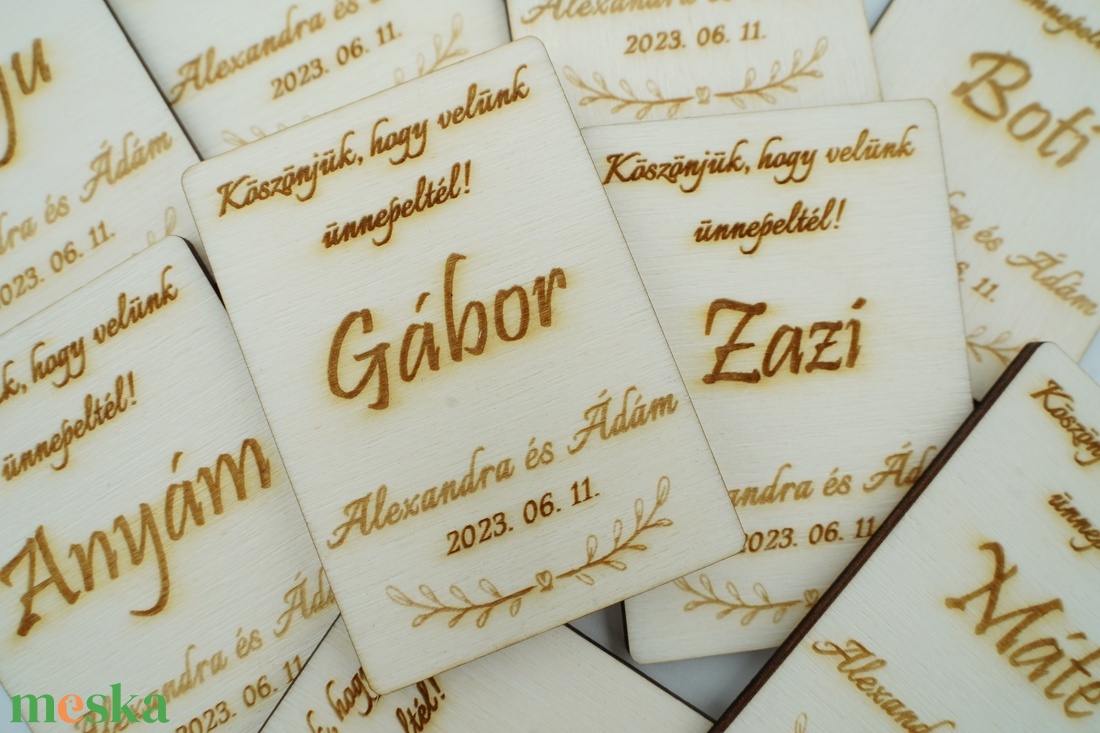 Névre szóló, fa gravírozott ültetőkártya, hűtőmágnes - esküvő - meghívó & kártya - ültetési rend - Meska.hu Névre szóló, fa gravírozott ültetőkártya, hűtőmágnes - esküvő - meghívó & kártya - ültetési rend - Meska.hu