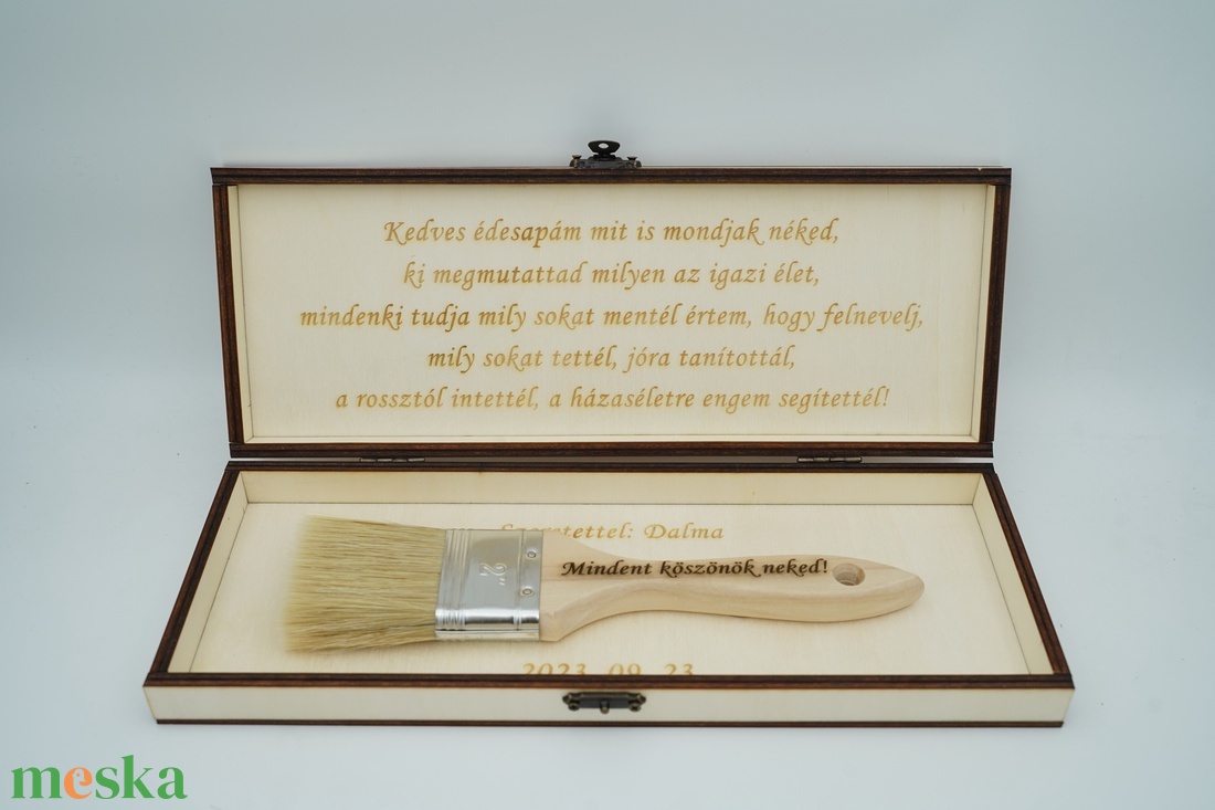 Szülőköszöntő festőecset fa dobozban, egyedileg gravírozva édesapának, nagyapának - esküvő - emlék & ajándék - szülőköszöntő ajándék - Meska.hu Szülőköszöntő festőecset fa dobozban, egyedileg gravírozva édesapának, nagyapának - esküvő - emlék & ajándék - szülőköszöntő ajándék - Meska.hu