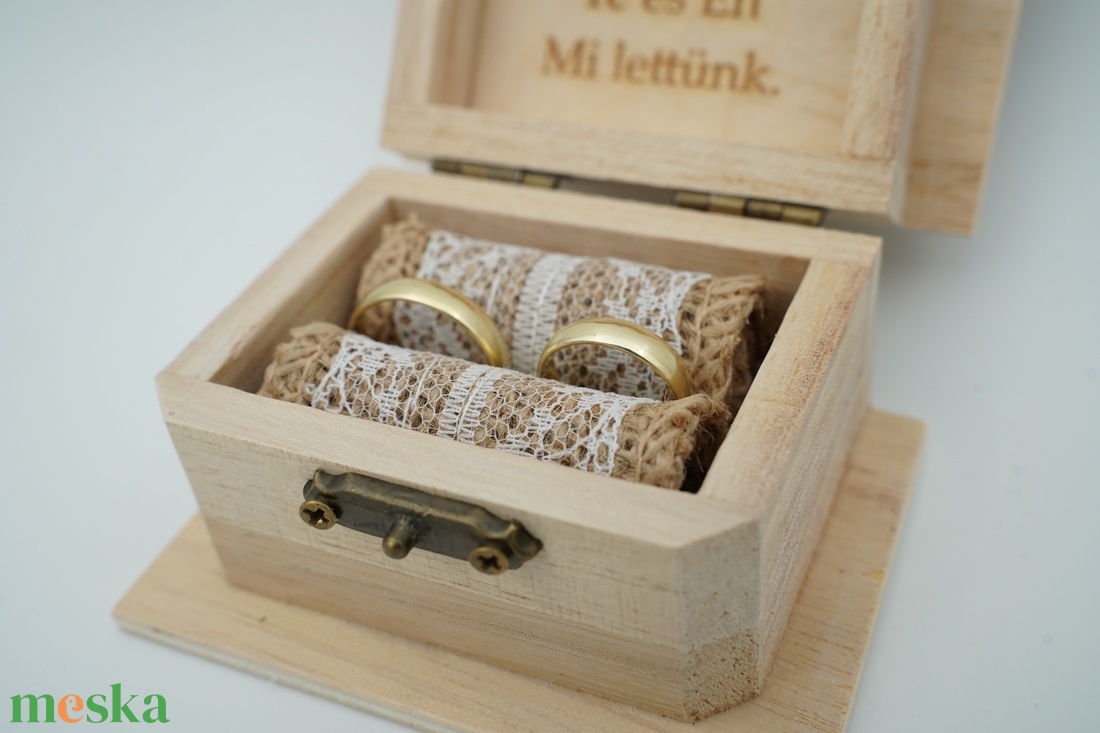 Romantikus gyűrűtartó ládika, doboz jutával bélelve - esküvő - kiegészítők - gyűrűtartó & gyűrűpárna - Meska.hu Romantikus gyűrűtartó ládika, doboz jutával bélelve - esküvő - kiegészítők - gyűrűtartó & gyűrűpárna - Meska.hu