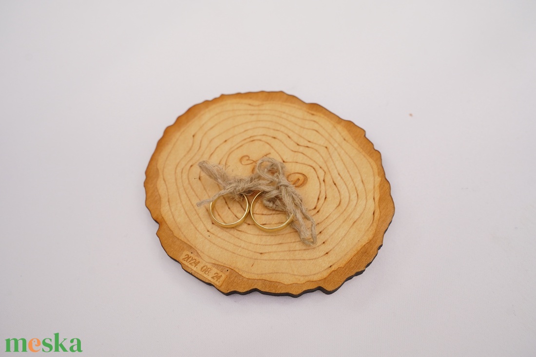 Farönk stílusú, vintage, gravírozott, fa gyűrűtartó  - esküvő - kiegészítők - gyűrűtartó & gyűrűpárna - Meska.hu