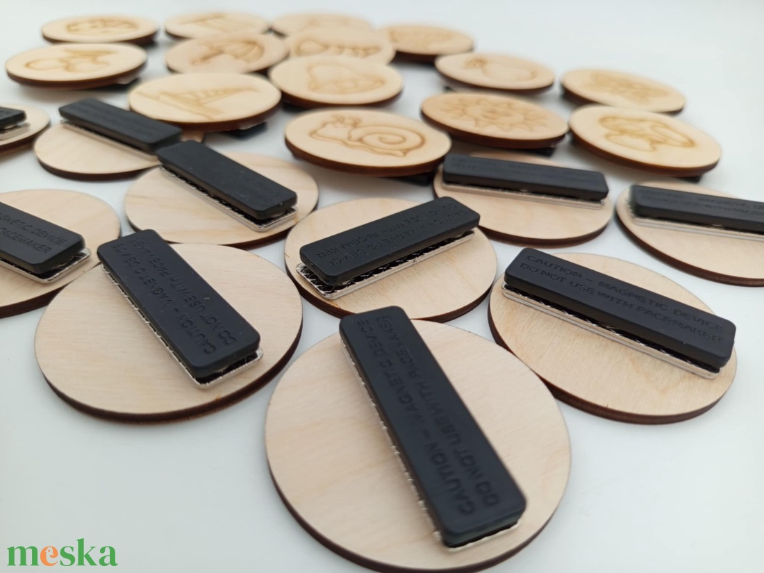 Egyedi gravírozott kitűző, névtábla - ékszer - kitűző és bross - kitűző - Meska.hu