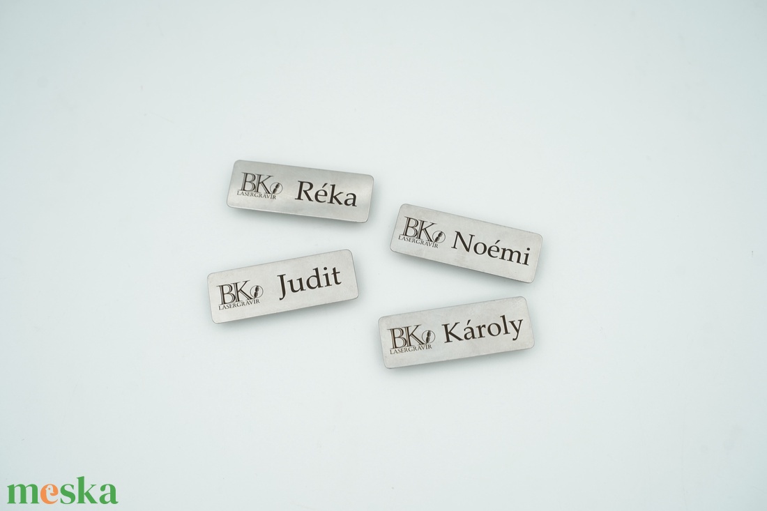 Egyedi gravírozott fém kitűző, névtábla - ékszer - kitűző és bross - Meska.hu Egyedi gravírozott fém kitűző, névtábla - ékszer - kitűző és bross - Meska.hu