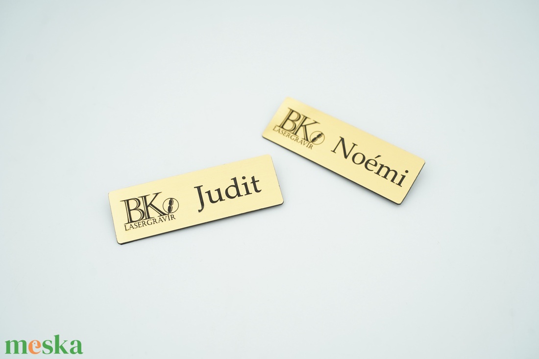 Egyedi gravírozott fém kitűző, névtábla - ékszer - kitűző és bross - Meska.hu Egyedi gravírozott fém kitűző, névtábla - ékszer - kitűző és bross - Meska.hu