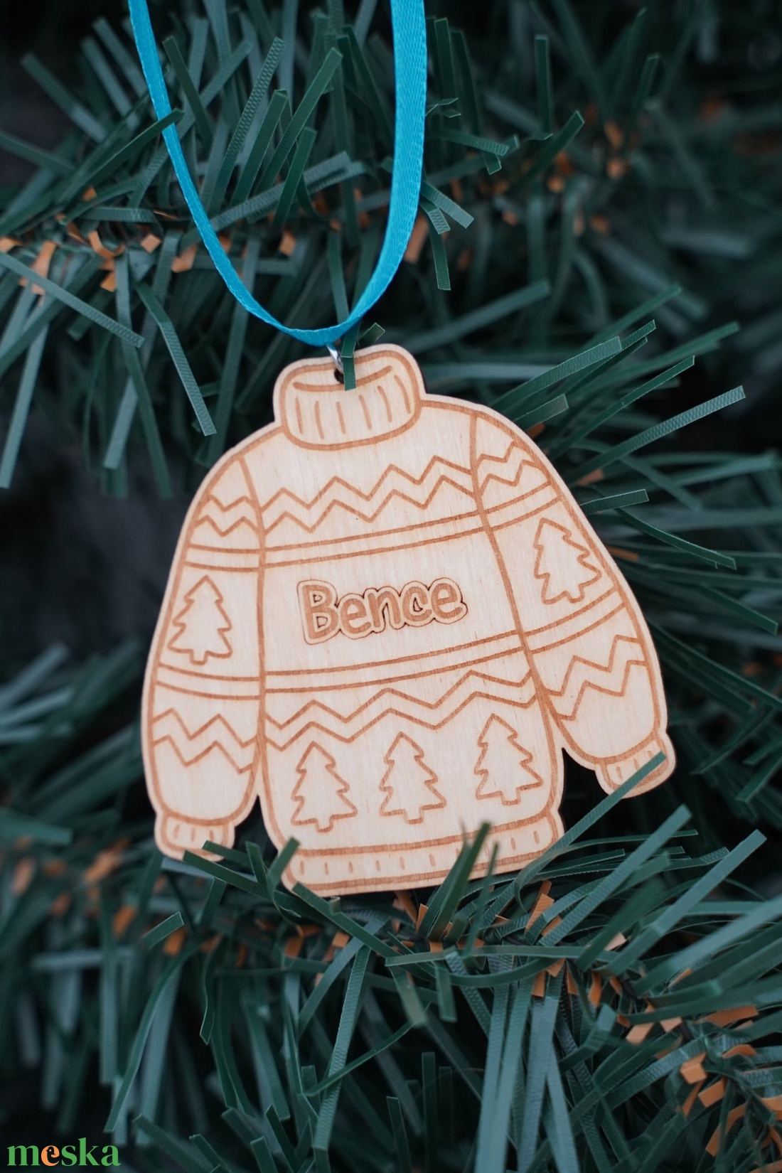 Névre szóló, pulcsis  gravírozott, fa, karácsonyfadísz - karácsony - karácsonyi lakásdekoráció - karácsonyfadíszek - Meska.hu
