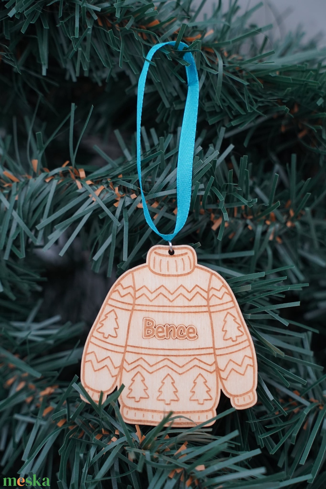 Névre szóló, pulcsis  gravírozott, fa, karácsonyfadísz - karácsony - karácsonyi lakásdekoráció - karácsonyfadíszek - Meska.hu