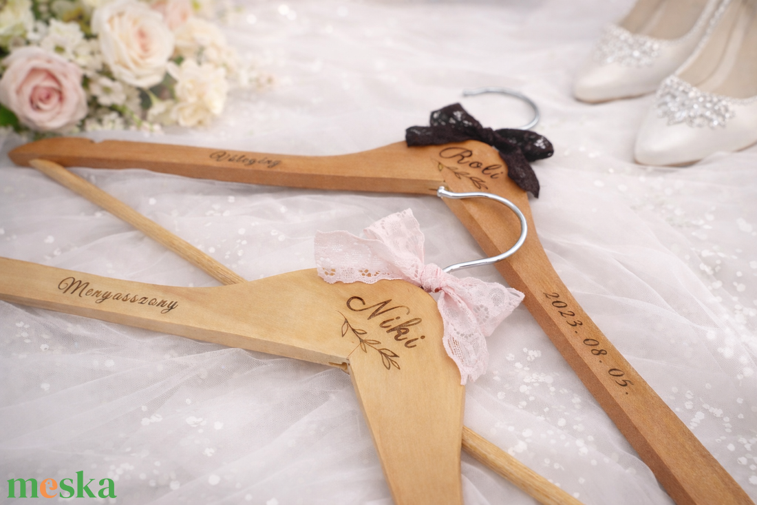 Esküvői gravírozott, díszített, fa vállfa - esküvő - ruha - vállfa - Meska.hu