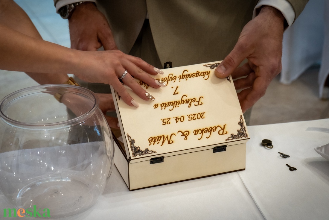Esküvőre időkapszula doboz lakattal együtt, fából, gravírozva - esküvő - emlék & ajándék - doboz - Meska.hu