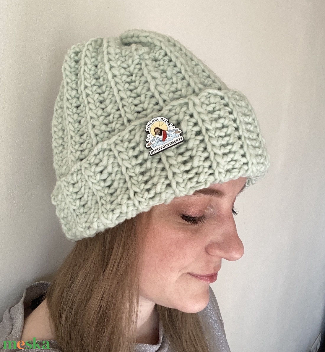 Menta gyapjú sapka // Jézi kitűzővel - ruha & divat - sál, sapka, kendő - sapka - Meska.hu