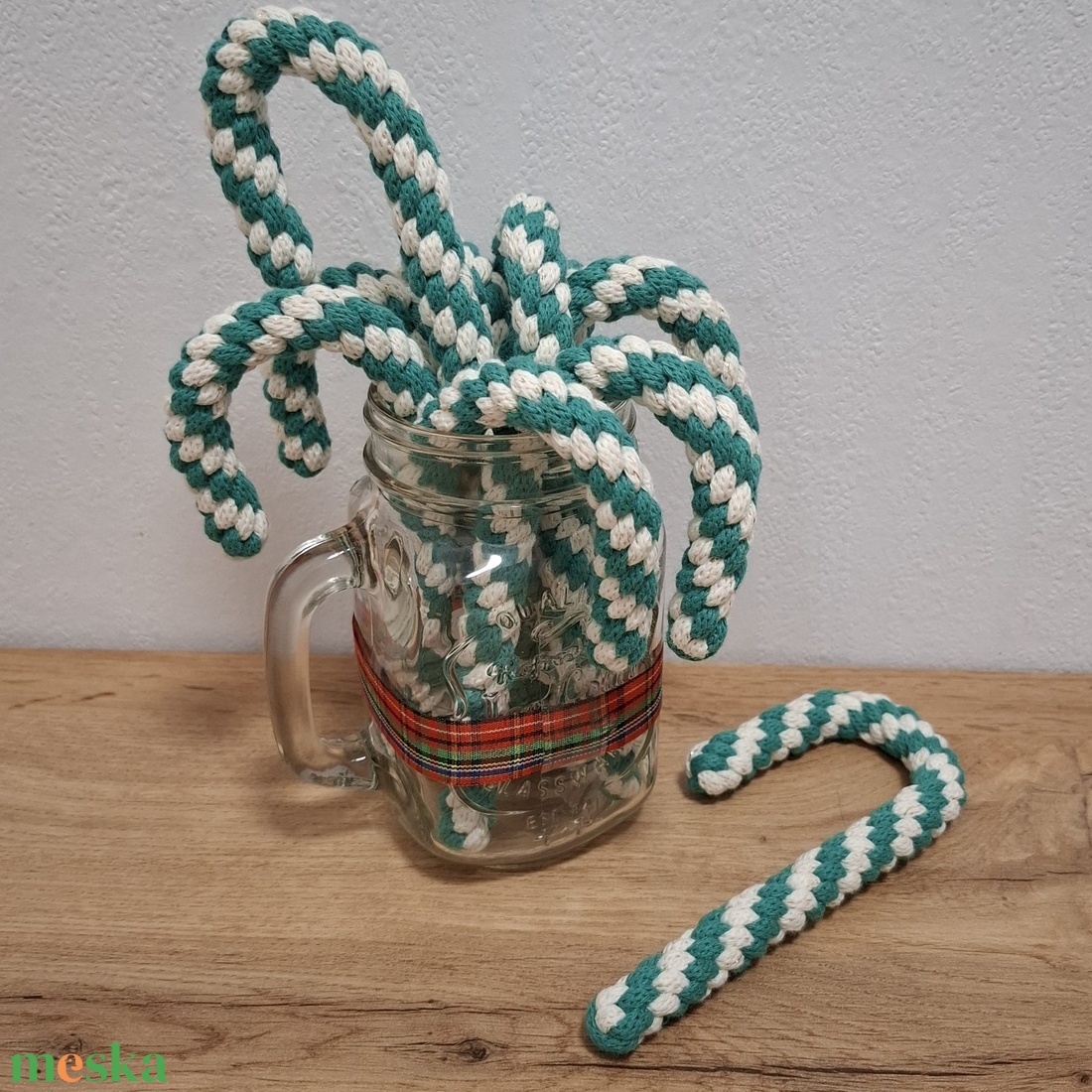 Makramé karácsonyi cukorrúd /zöld/ - karácsony - karácsonyi lakásdekoráció - karácsonyfadíszek - Meska.hu