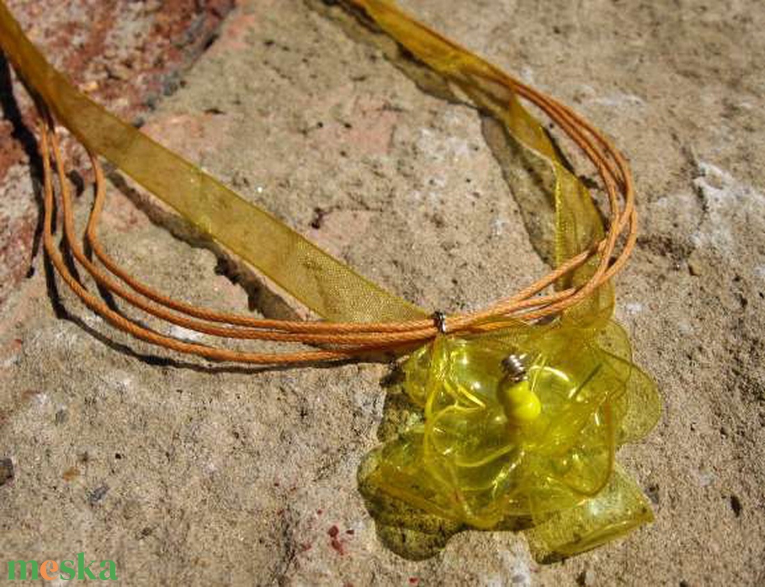 Sárga virág pet palackból készült újrahasznosított medál - ékszer - nyaklánc - medál - Meska.hu