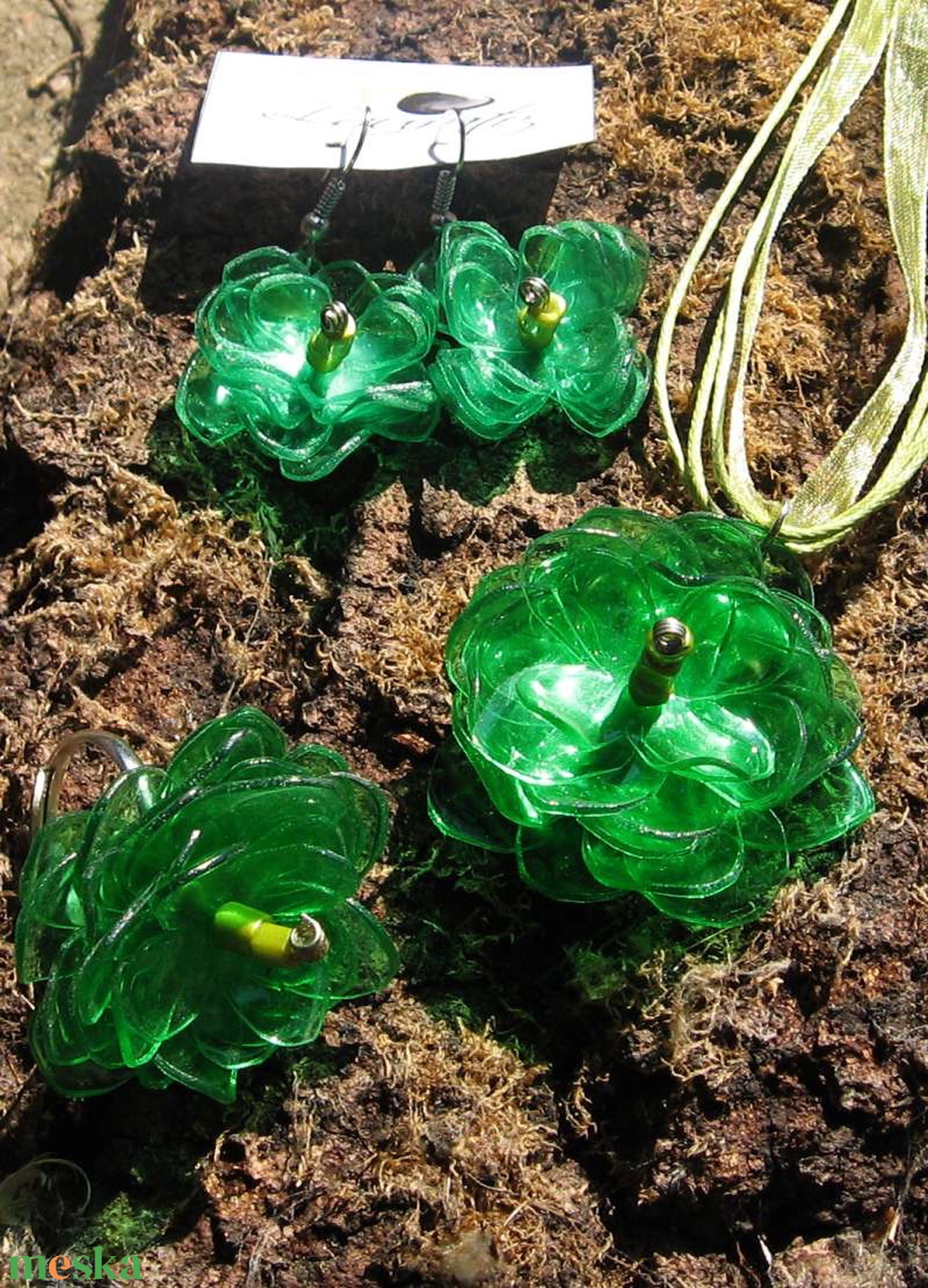 Zöld virág szett pet palackból készült újrahasznosított fülbevaló, gyűrű és medál - ékszer - ékszerszett - Meska.hu