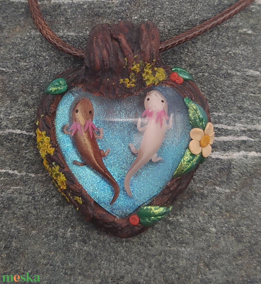 Szív alakú medál axolotl figurákkal, Axolotl tavacska, Vízcsepp medál, Miniatűr axolotl, Egyedi figurás ékszer - ékszer - nyaklánc - medálos nyaklánc - Meska.hu Szív alakú medál axolotl figurákkal, Axolotl tavacska, Vízcsepp medál, Miniatűr axolotl, Egyedi figurás ékszer - ékszer - nyaklánc - medálos nyaklánc - Meska.hu