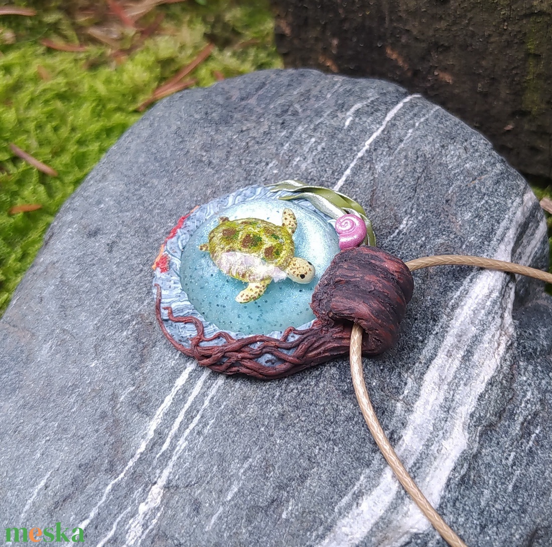 Kerek medál teknős figurával, teknős tavacska, Vízcsepp medál, Miniatűr teknős, Egyedi figurás ékszer - ékszer - nyaklánc - medálos nyaklánc - Meska.hu Kerek medál teknős figurával, teknős tavacska, Vízcsepp medál, Miniatűr teknős, Egyedi figurás ékszer - ékszer - nyaklánc - medálos nyaklánc - Meska.hu